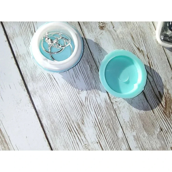 XOXO Ring Gift Set - Infinity, Leaf, & Love Rings in Macaron Case - Picture 4 of 5